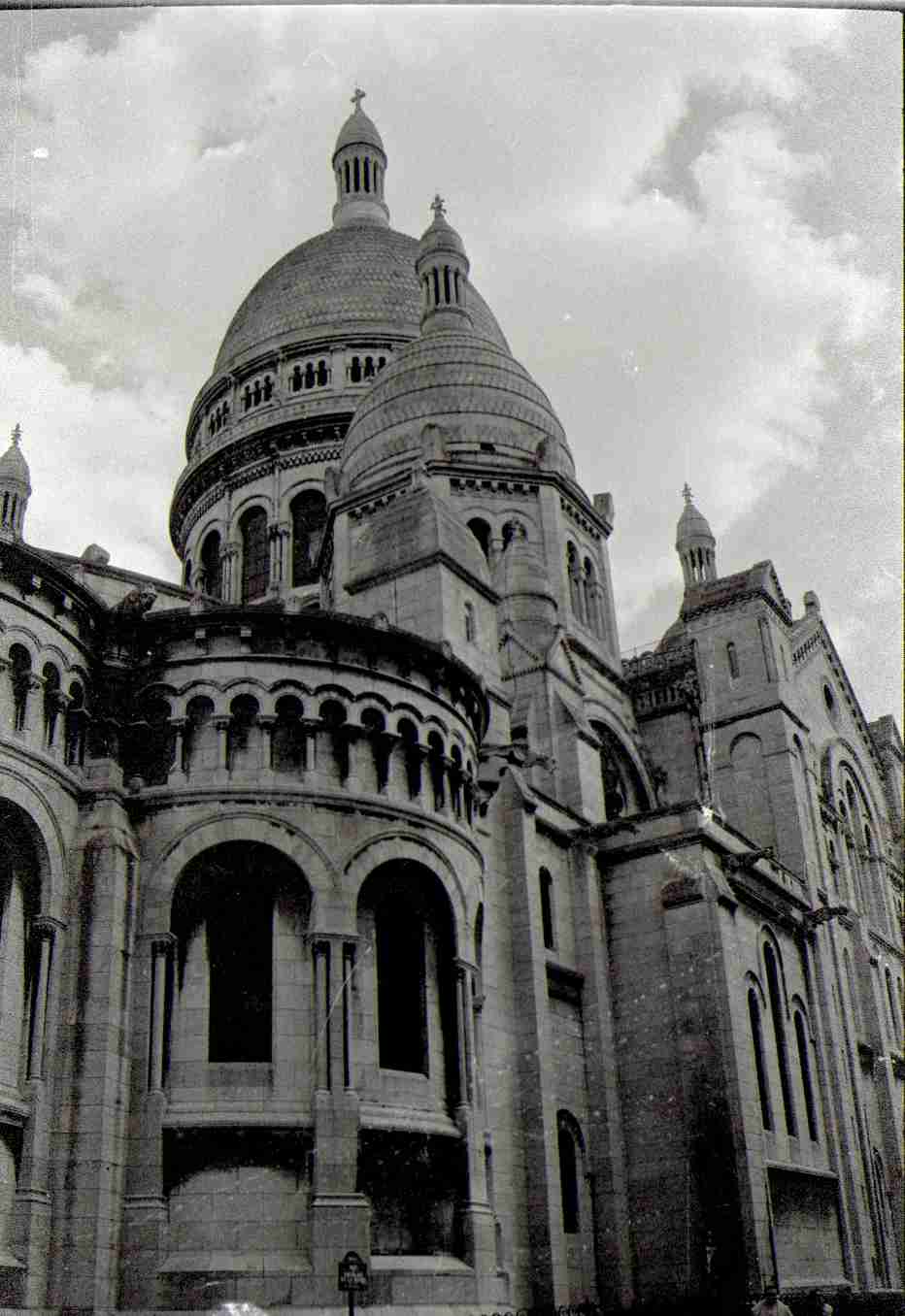 black and white picture of the sacre coeur in paris